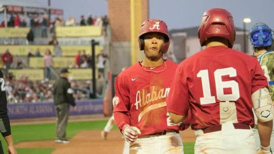 Late surge puts baseball over the top against Middle Tennessee