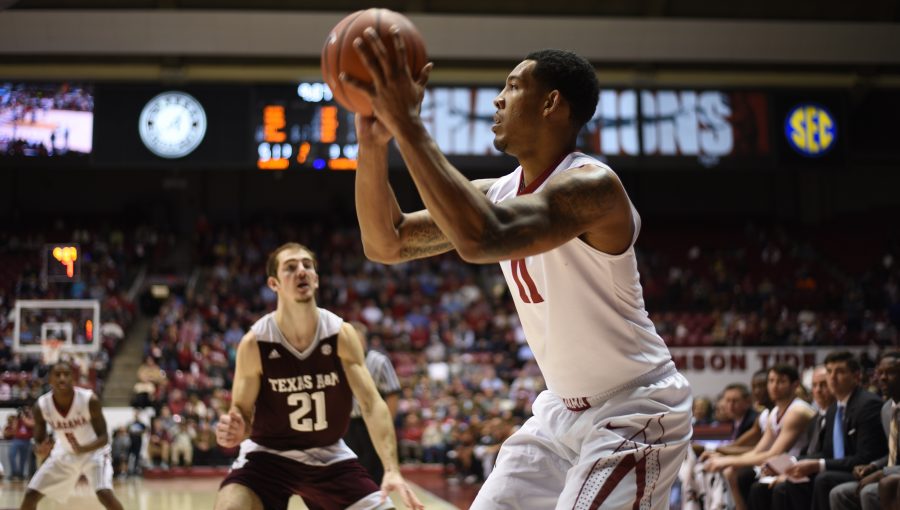 Alabama holds on to beat Texas A&M, 63-62, for its fourth ranked win