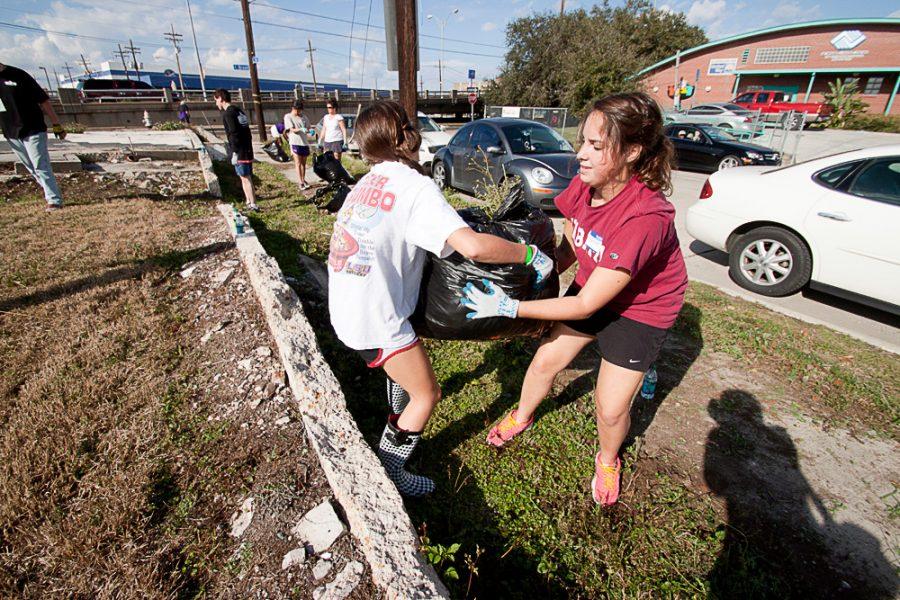 UA, LSU fans come together, give back to New Orleans
