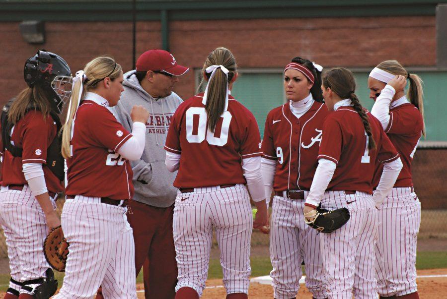 Women’s softball loses over weekend