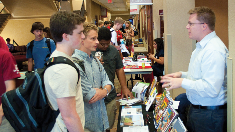 Students+gather+information+at+study+abroad+fair