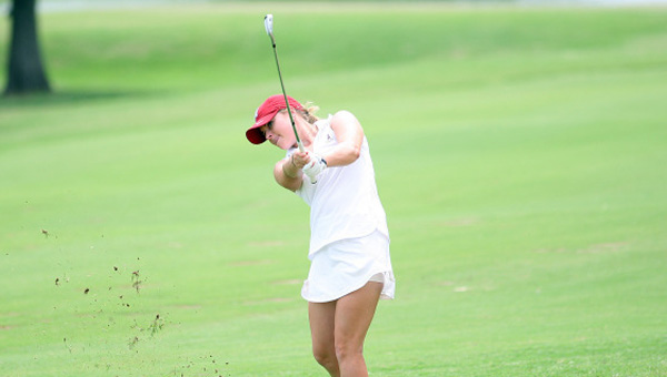 Women’s golf gains experience in fall