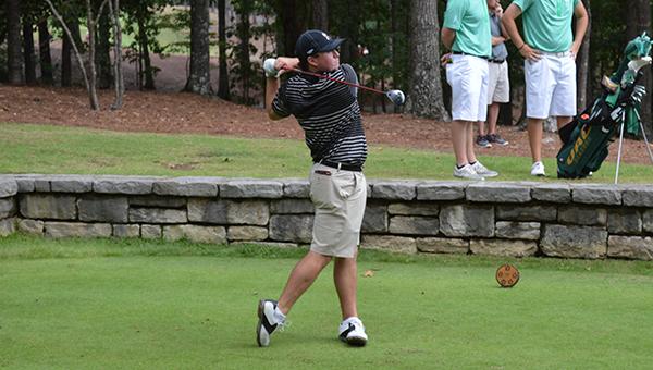 Men's golf team leads tournament by 8