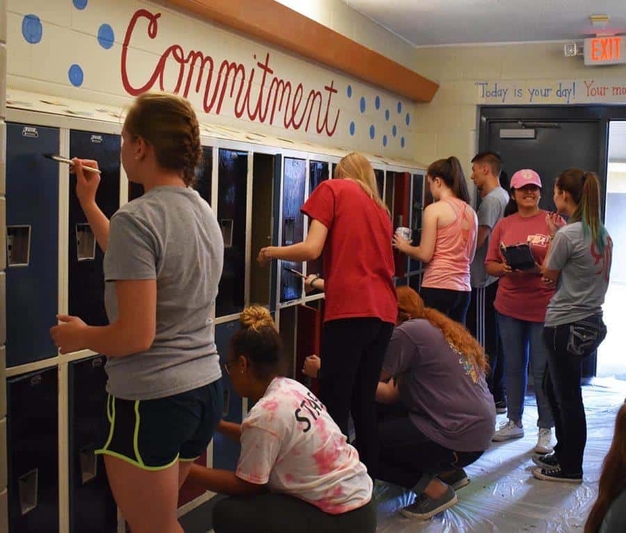 Hundreds of freshman participate in day of service