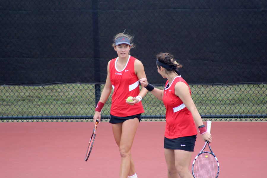 Women's tennis duo claims five victories at home