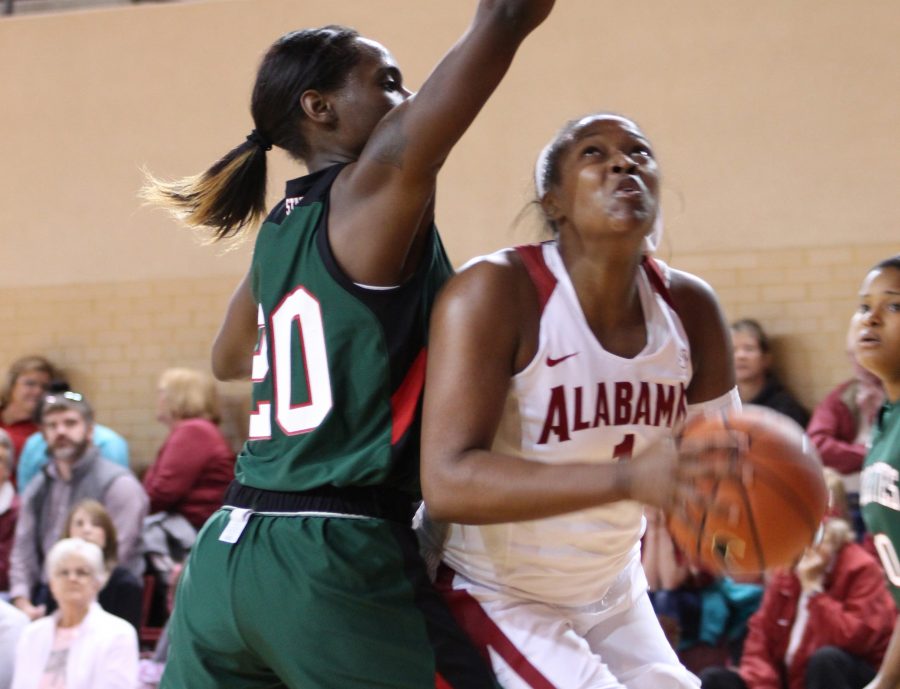 Women's basketball tops Mississippi Valley State 98-35