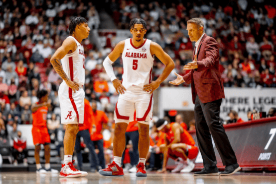 Alabama guards Jahvon Quinerly (13) and Jaden Shackelford (5) talk with Alabama head coach Nate Oats during Alabama’s matchup with Auburn on Jan. 11. 