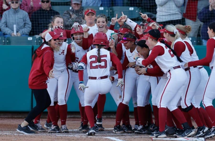 Alabama softball ends home-opening weekend undefeated