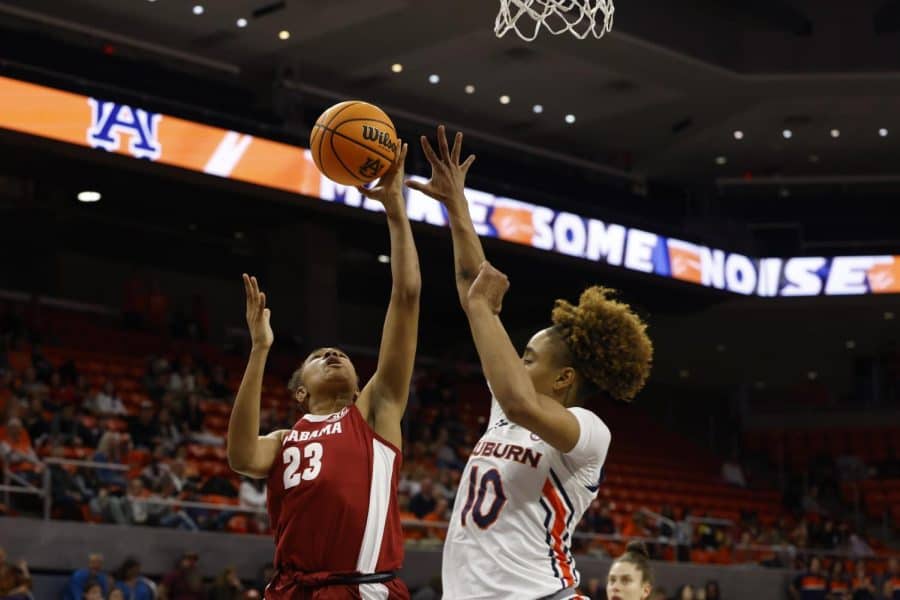 Women’s basketball rebounds with win at Auburn