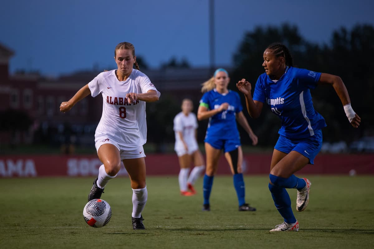  Alabama soccer player Felicia Knox (#8) controls the ball in a game against Memphis on Aug. 27 at the Alabama Soccer Stadium in Tuscaloosa, Ala.