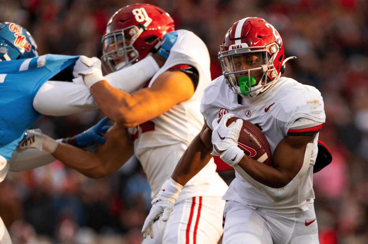 Alabama running back Jase McClellan runs the ball during the Crimson Tides win over Ole Miss on Nov. 12, 2022. 