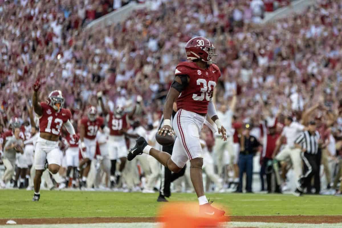 Alabama linebacker Jihaad Campbell (#30) scores a touchdown following a Tennessee fumble.
