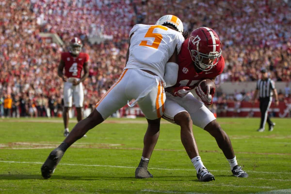 Alabama+wide+receiver+Isaiah+Bond+%28%2317%29+pushes+through+the+Tennessee+defense.