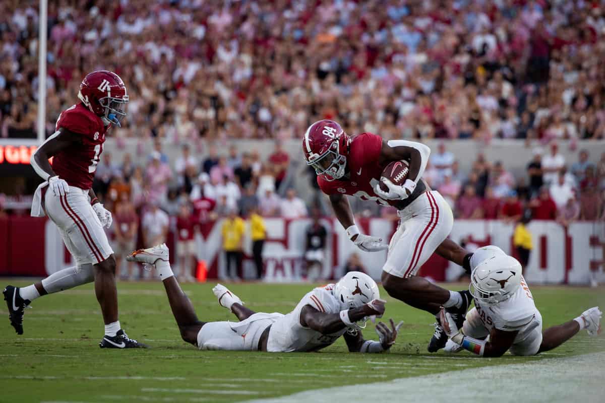 Alabama tight end Amari Niblack (#84) attempts to break free from Texas defenders.