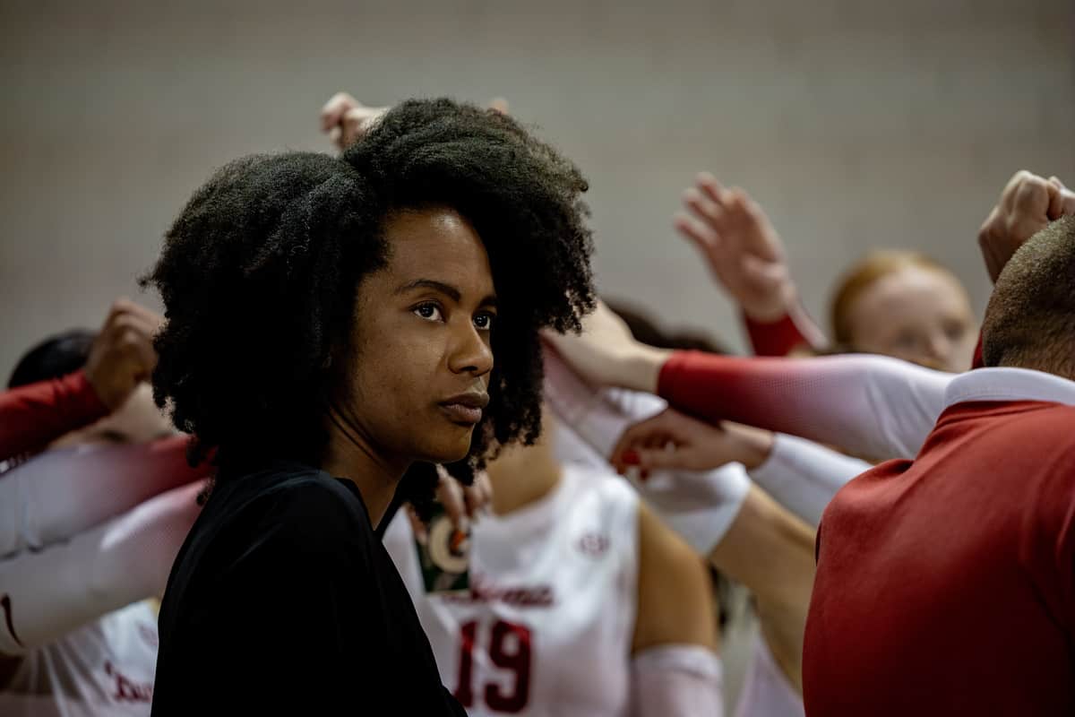 Alabama volleyball coach Rashinda Reed in a huddle with her players before a game.