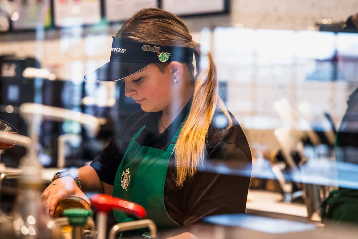 An+employee+pours+a+drink+at+Starbucks+in+the+Student+Center.