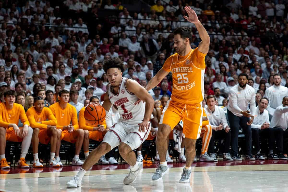 Alabama guard Mark Sears (#1) pushes toward the goal against a Tennessee defender.