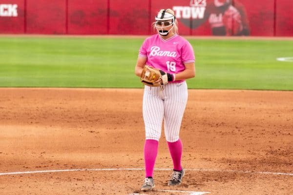 Softball avoids sweep against Tennessee with victory on Sunday