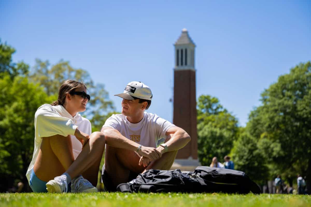 Students+enjoy+a+sunny+day+on+the+Quad.