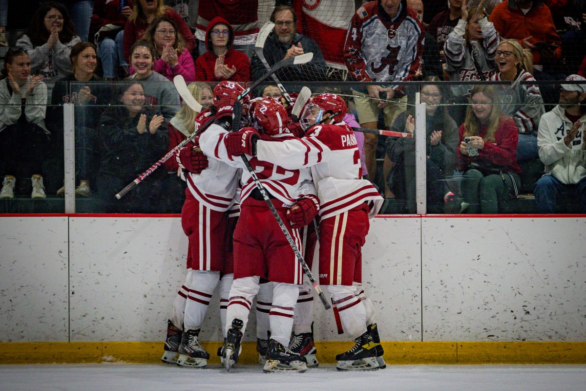 Men's hockey team celebrates 3-1 win over Illinois Oct. 20.