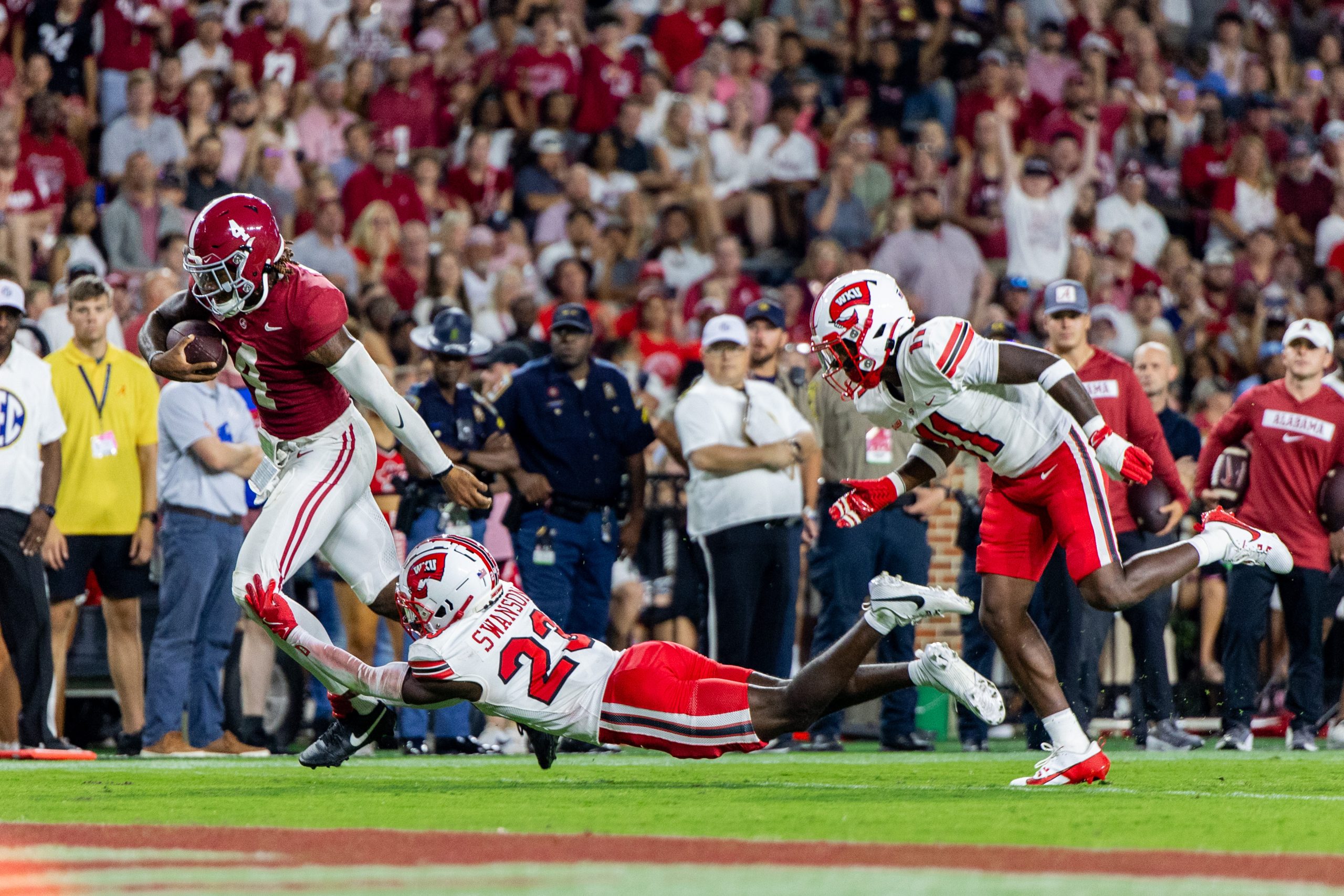 Quarterback Jalen Milroe (#4) rushes for a touchdown against the Western Kentucky Hilltoppers.