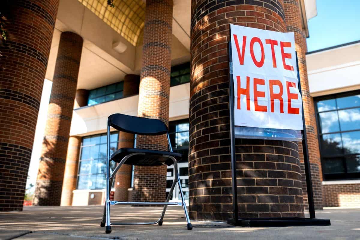 A sign in front of the UA Recreation Center encourages students to vote.