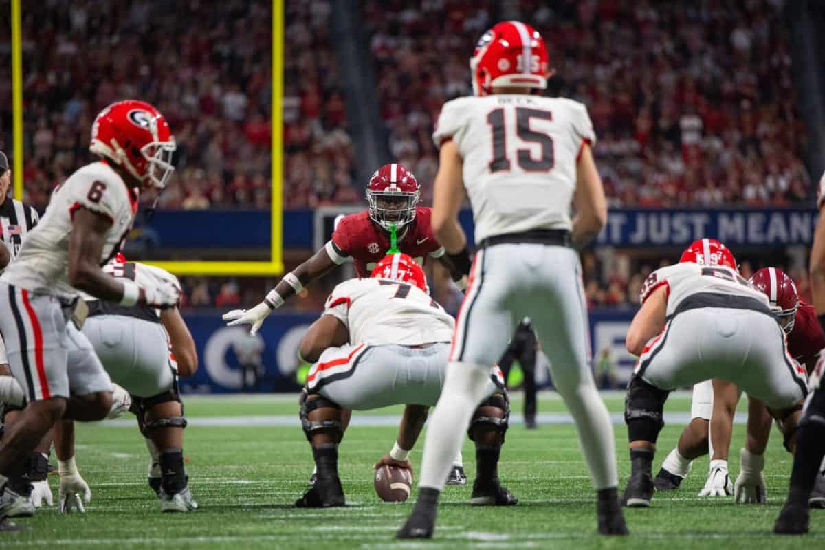 Alabama linebacker Deontae Lawson (#32) lines up facing Georgia quarterback Carson Beck (#15) during the 2023 SEC Championship.