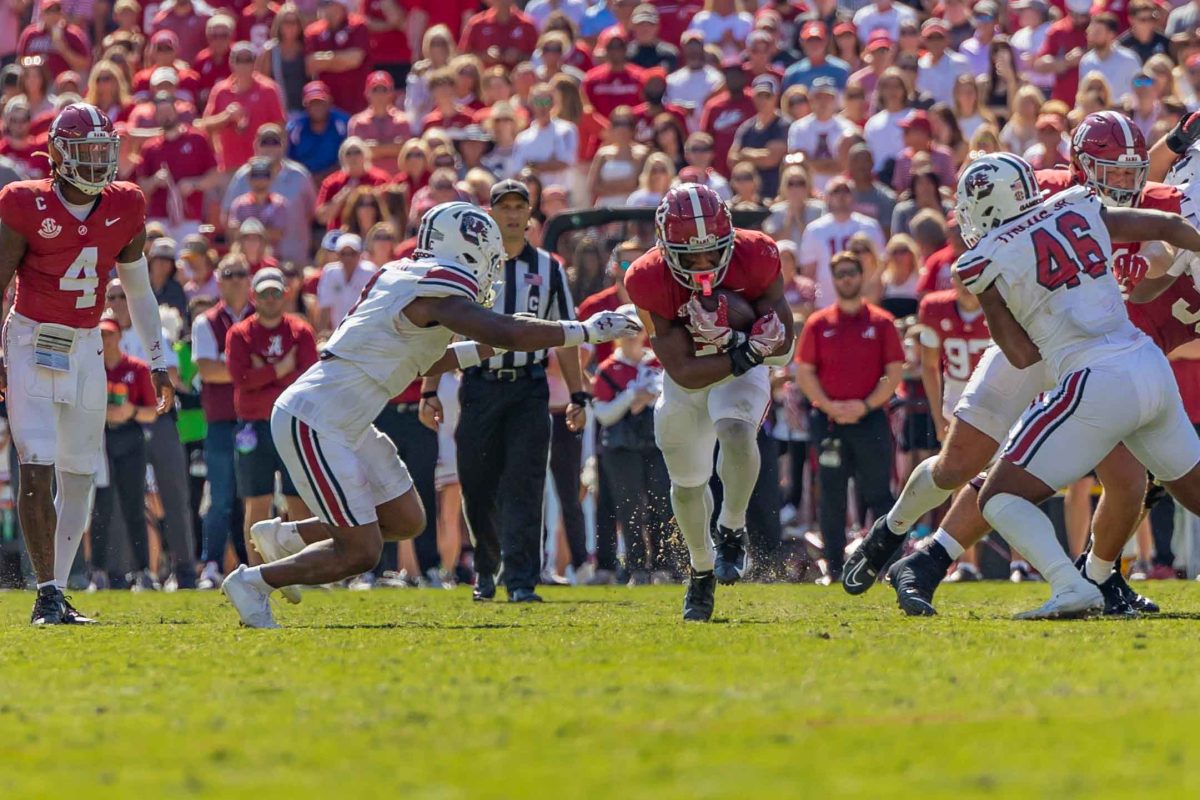 Alabama running back Justice Haynes (#22) runs through the South Carolina defense.