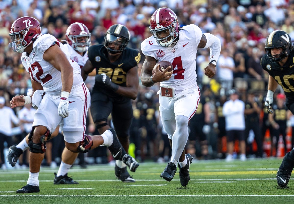 Alabama quarterback Jalen Milroe (#4) runs to score a touchdown for Alabama.