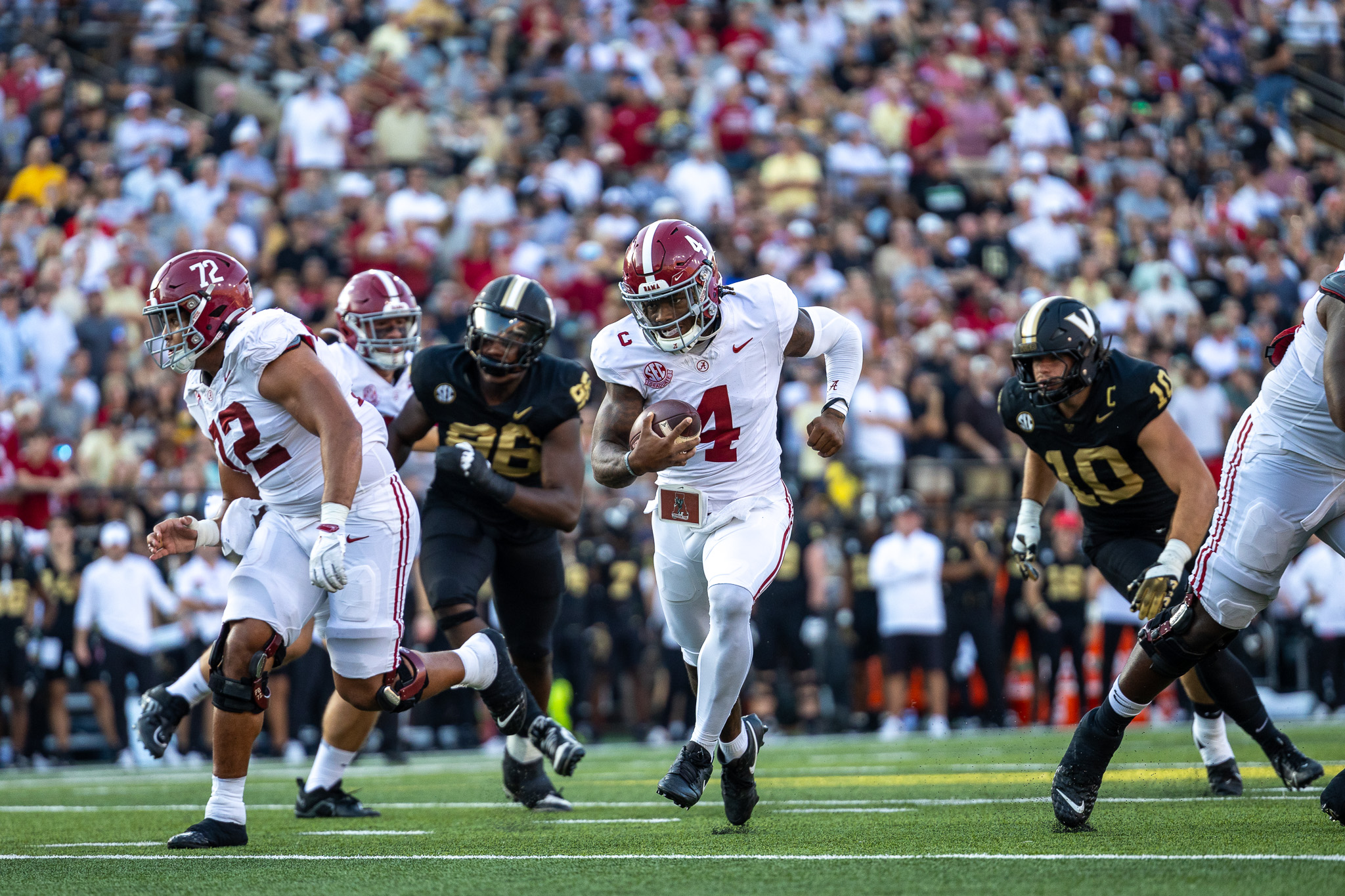 Quarterback Jalen Milroe (#4) runs for a touchdown. 