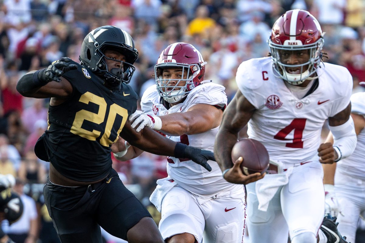 Alabama Offensive lineman Parker Brailsford (#72) blocks a Vanderbilt defender. 