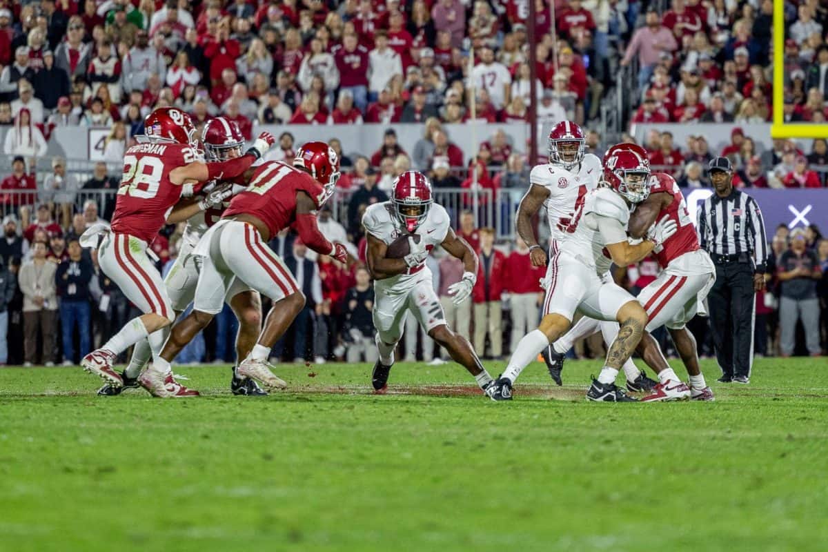 Alabama running back Justice Haynes (#22) runs through the Oklahoma defense.