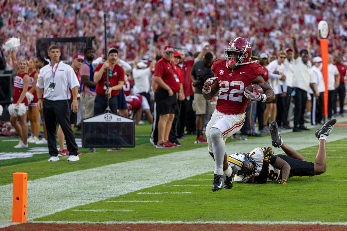 Alabama running back Justice Haynes (#22)  runs to score a touchdown. 