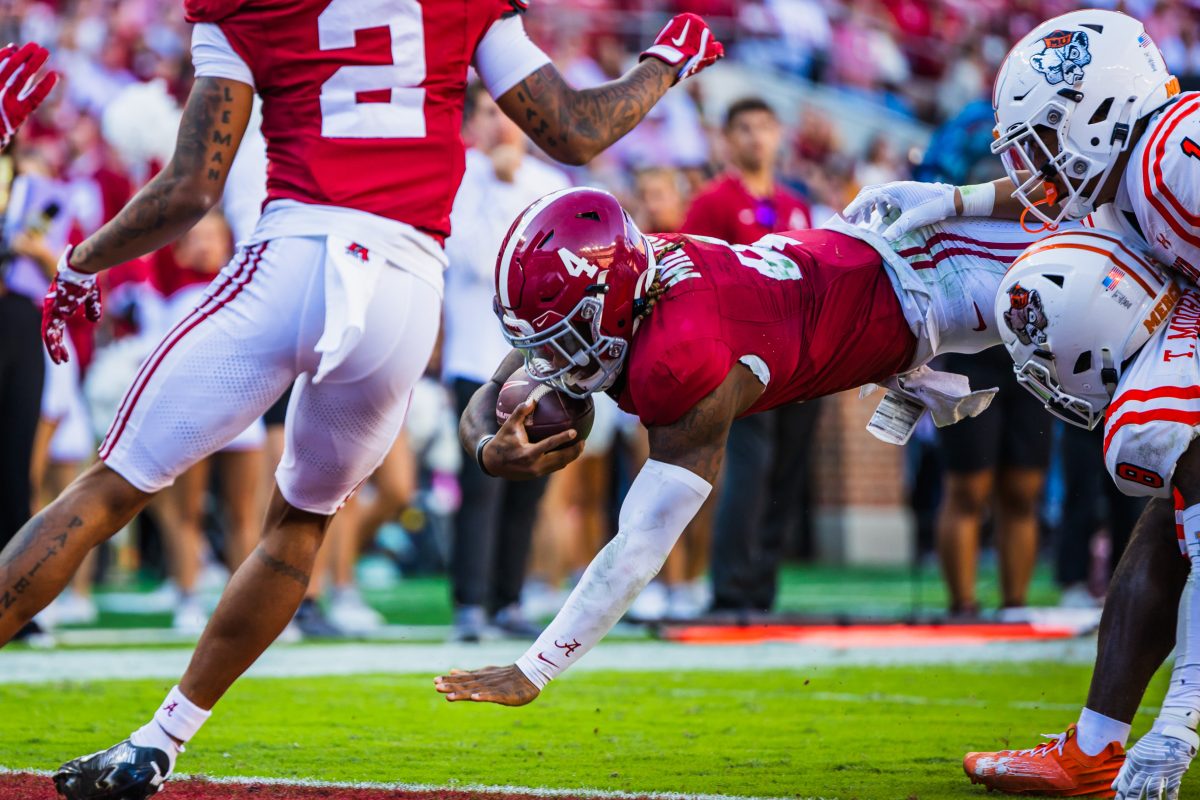 Alabama quarterback Jalen Milroe (#4) scores a touchdown. 