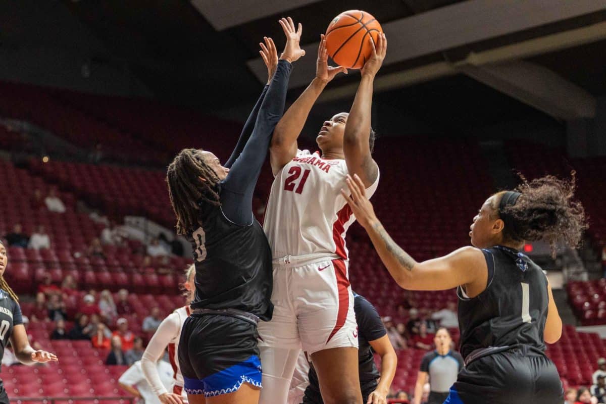 Alabama forward Essence Cody (#21) jumps up for a shot against.