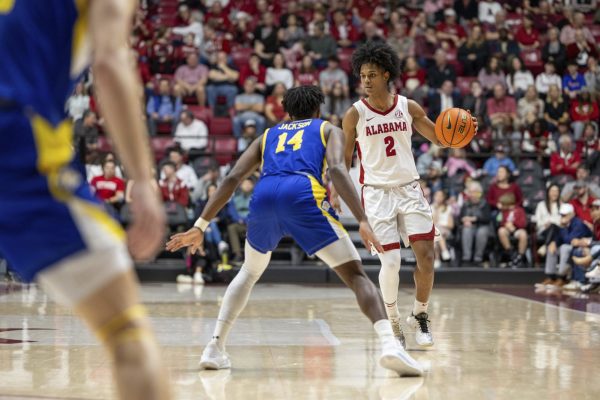 Alabama guard Aden Holloway dribbles the ball in the Crimson Tide’s game against South Dakota State.