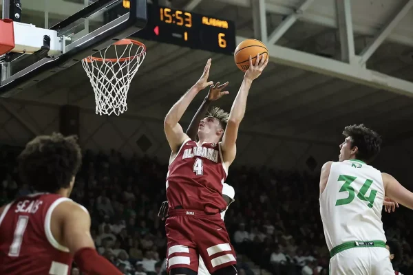 Alabama forward Grant Nelson (#4) shoots a layup against North Dakota at Betty Engelstad Sioux Center in Grand Forks, ND on Wednesday, Dec 18, 2024.
