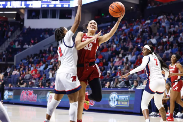 Alabama forward Aaliyah Nye (#32) in action on offense against Ole Miss.