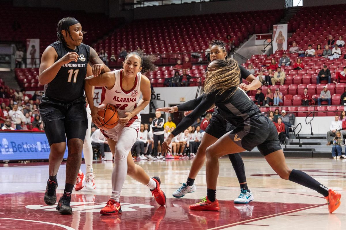 Alabama guard Aaliyah Nye (#32) drives toward the basket against Vanderbilt at Coleman Coliseum in Tuscaloosa, AL on Sunday, Jan. 26, 2025.