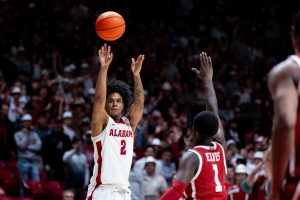 Alabama guard Aden Holloway shoots the ball during the Crimson Tide's game against Oklahoma. 