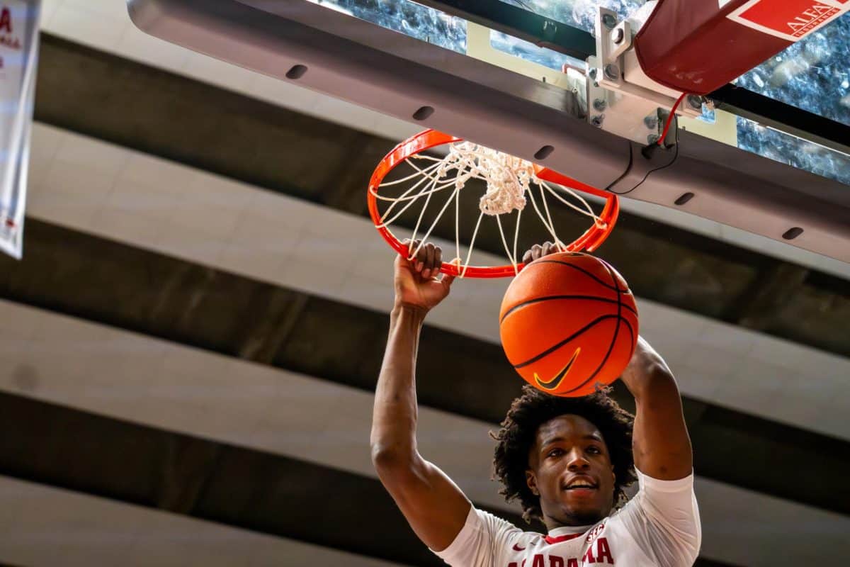 Alabama forward London Jemison (#6) dunks during the game versus Tennessee on Jan. 24, 2026.