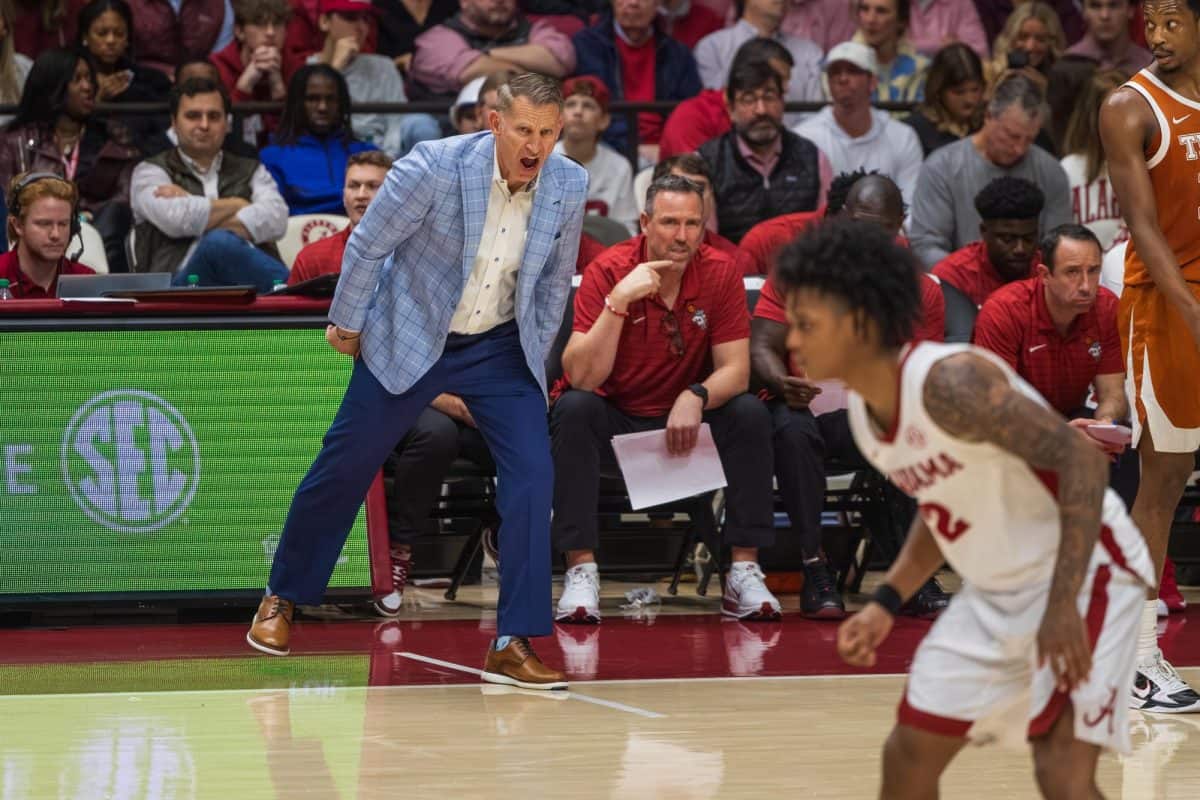 Alabama head coach Nate Oats yells at gaurd Aden Holloway (#2) during the game. 