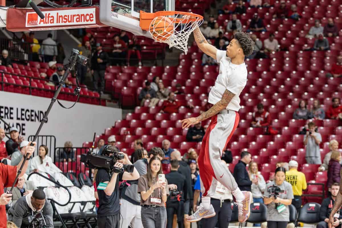 Guard Jalil Bethea (#1) dunks during the game versus Texas A&M on Feb. 4, 2026.