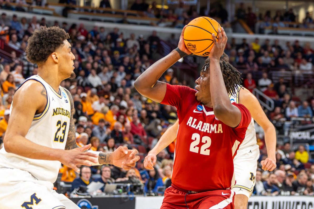 Alabama center Aiden Sherrell (#22) throws the ball during the NCAA tournament Sweet Sixteen against Michigan on Mar. 27, 2026, at the United Center in Chicago, IL.